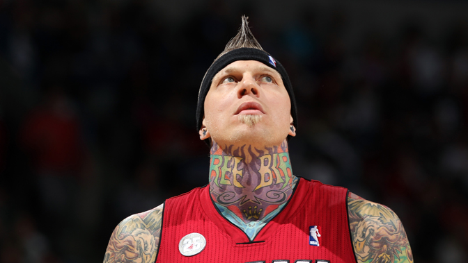 西甲半场：博耶点射破门，阿拉维斯暂1-0皇家社会（西甲半场战报：博耶点球命中，阿拉维斯1-0领先皇家社会）