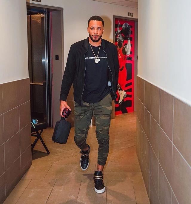 格雷米奥扳平后，主帅梅内塞斯与球迷发生口角并向其竖中指（格雷米奥追平后，主帅梅内塞斯与球迷争执并比中指）