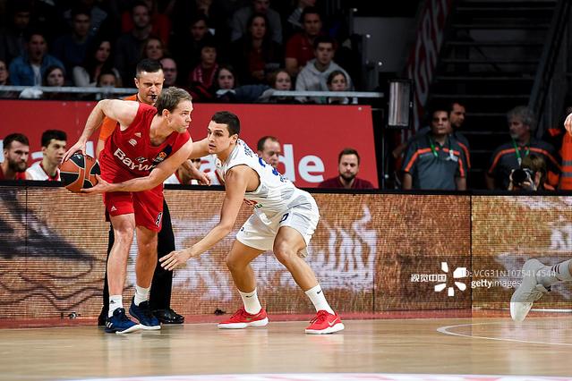 随着水晶宫2-1，西汉姆1-1，英超最新积分榜出炉：大黑马逼近榜首（英超最新积分榜出炉：水晶宫2-1、西汉姆1-1，黑马紧逼榜首）