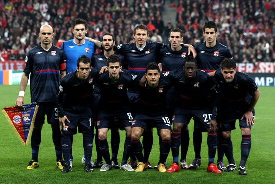 足球国足球员获赞：比赛态度专业（国足队员获赞：以专业态度投入比赛）