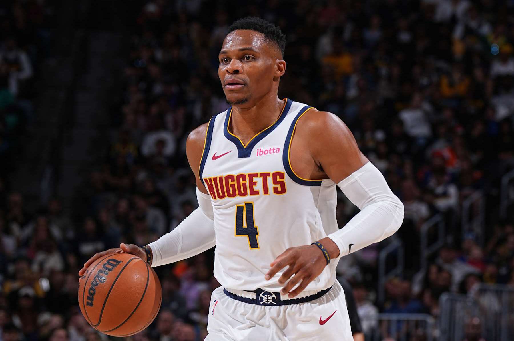 生猛！21岁小将替补梅开二度，后脚跟写意破门+戏耍裤袜（凶猛爆发！21岁新星替补双响，后脚跟潇洒破门+戏耍裤袜）