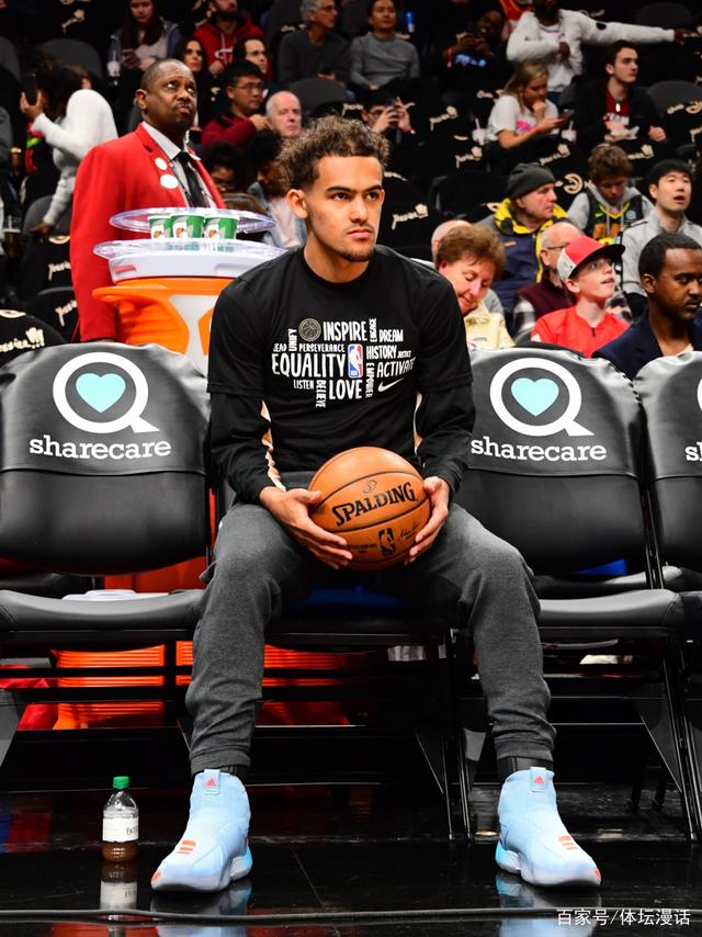 这胳膊太长了！文班背后偷袭轻舒猿臂抢断 卡斯尔快攻暴扣打停（臂展拉满！文班背后偷球长臂一探断下 卡斯尔快攻重扣逼暂停）