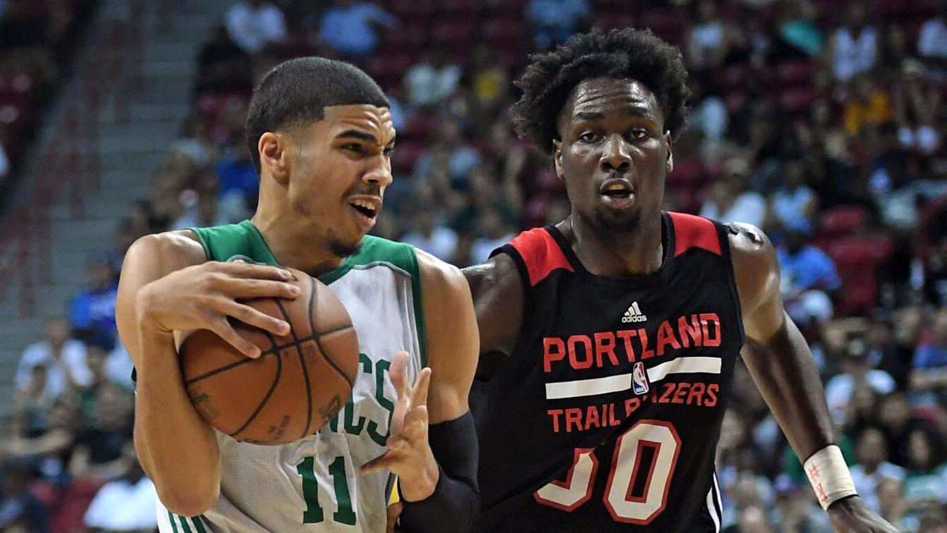 胡尔克完成职业生涯500球里程碑，球迷打出巨型TIFO致敬（胡尔克生涯500球达成，球迷巨幅TIFO致敬）