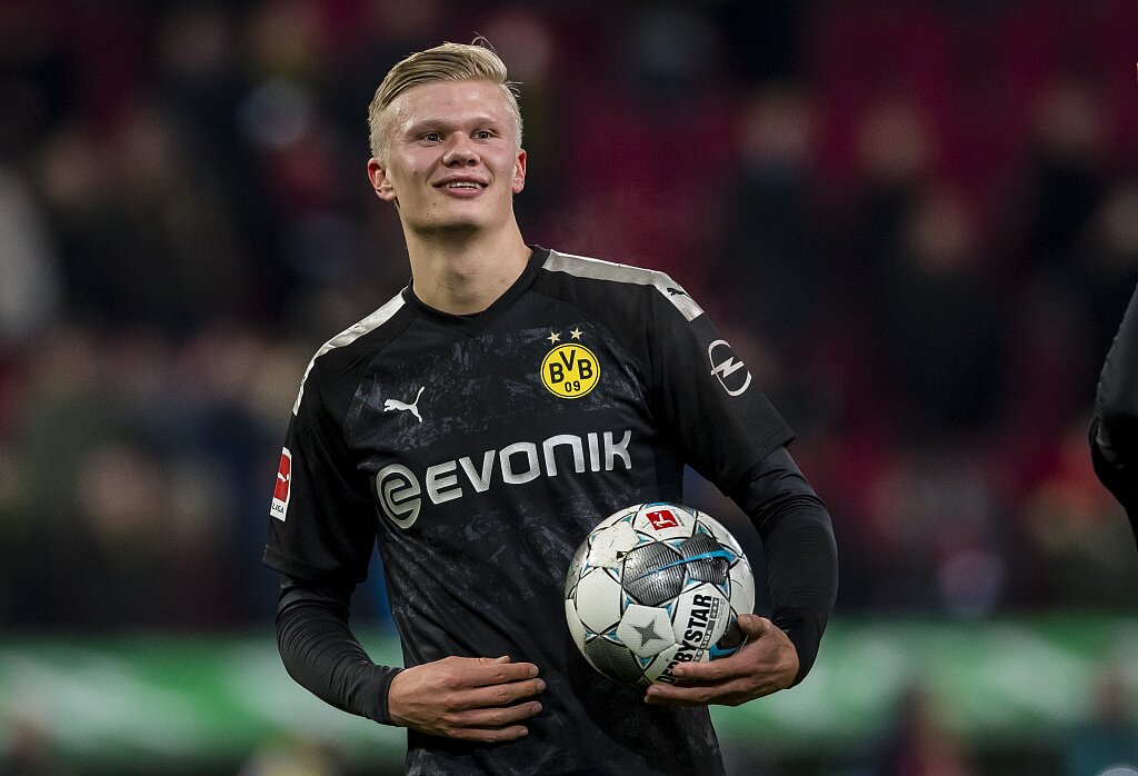 摧枯拉朽！唐斯中路突击 起飞滑翔力压珀尔特尔单臂暴力灌筐（唐斯中路强突起飞滑翔，强压珀尔特尔单臂重扣）