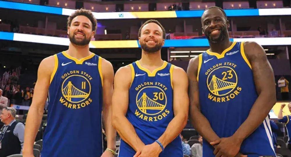 防守也要靠我！杜兰特相继封盖掘金双核约基奇&穆雷（杜兰特防守发威，连续封盖掘金双核约基奇与穆雷）