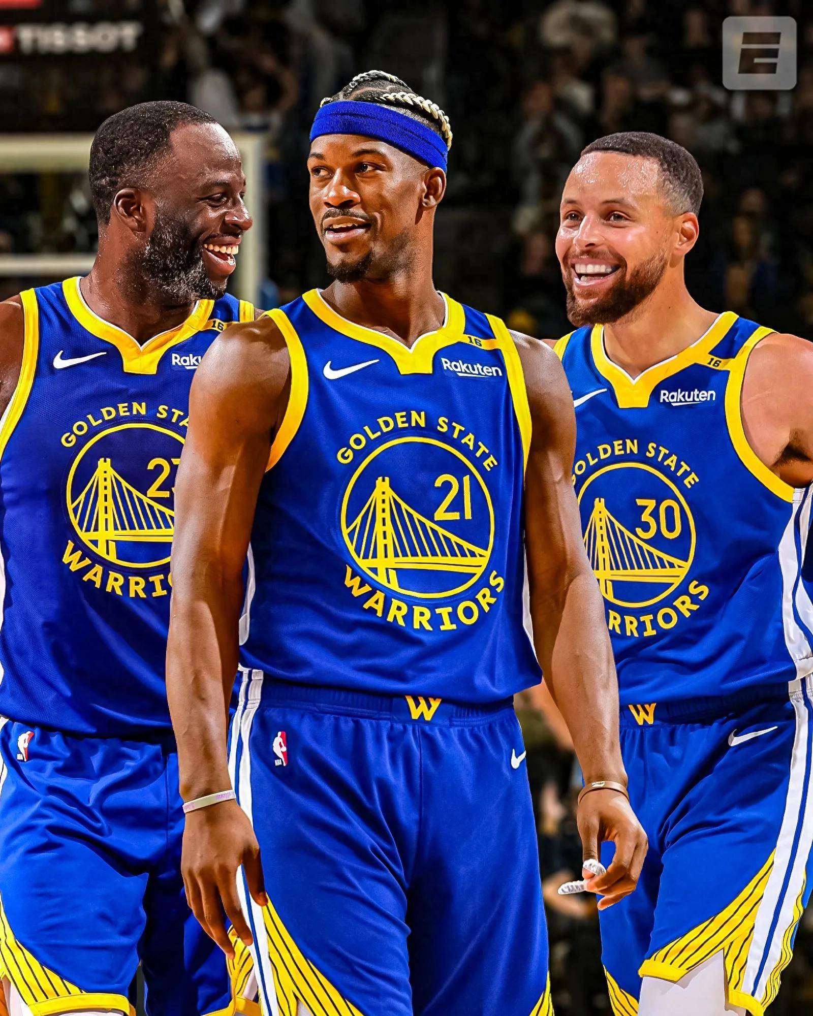 阿斯顿维拉在埃梅里带领下强势冲击英超争冠，与阿森纳激烈争夺榜首。（埃梅里率维拉强势冲冠，与阿森纳鏖战英超榜首）