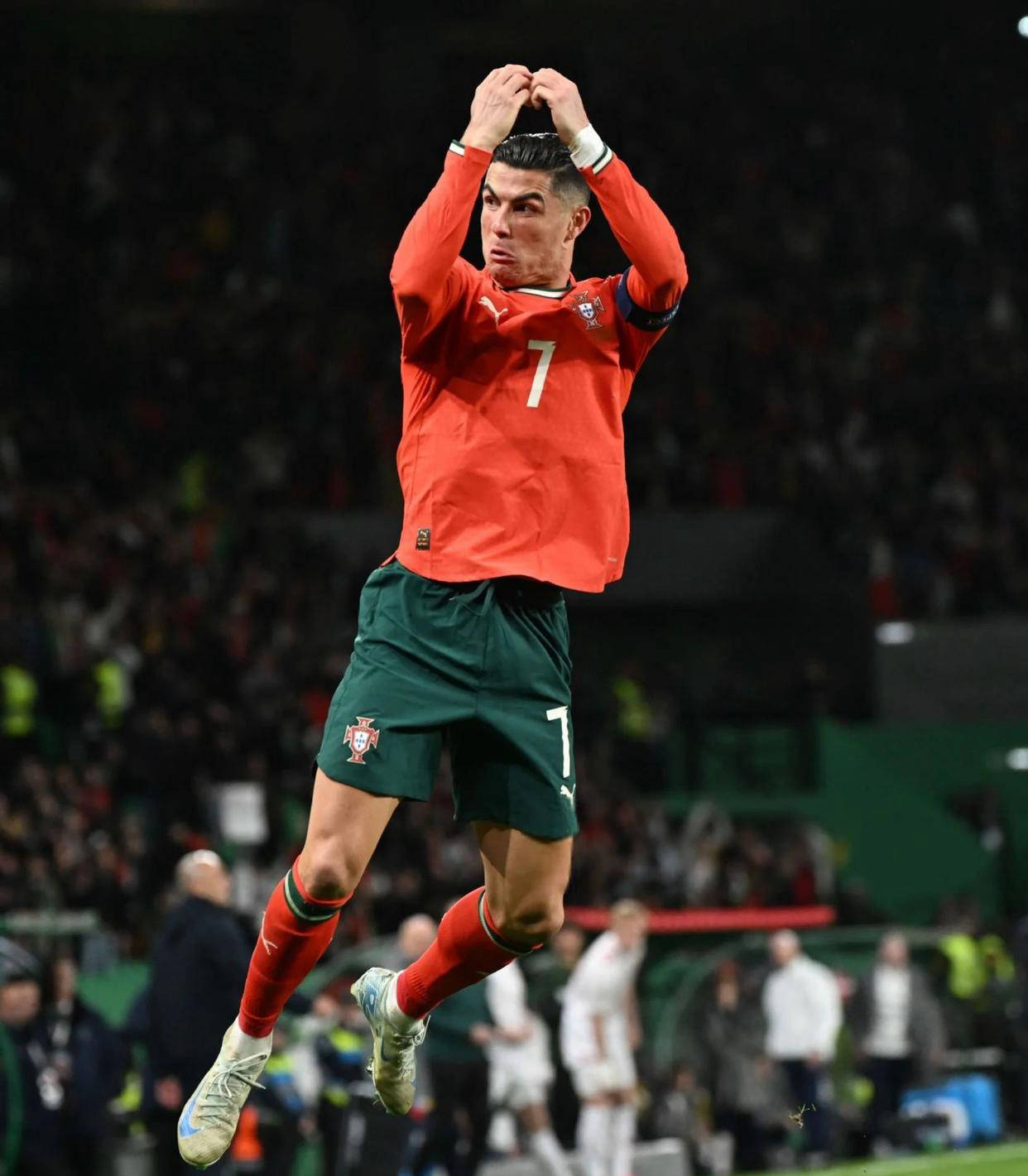 上海申花迎建队32周年纪念日，俱乐部官方发布庆贺海报（上海申花建队32周年之际，俱乐部发布纪念海报）