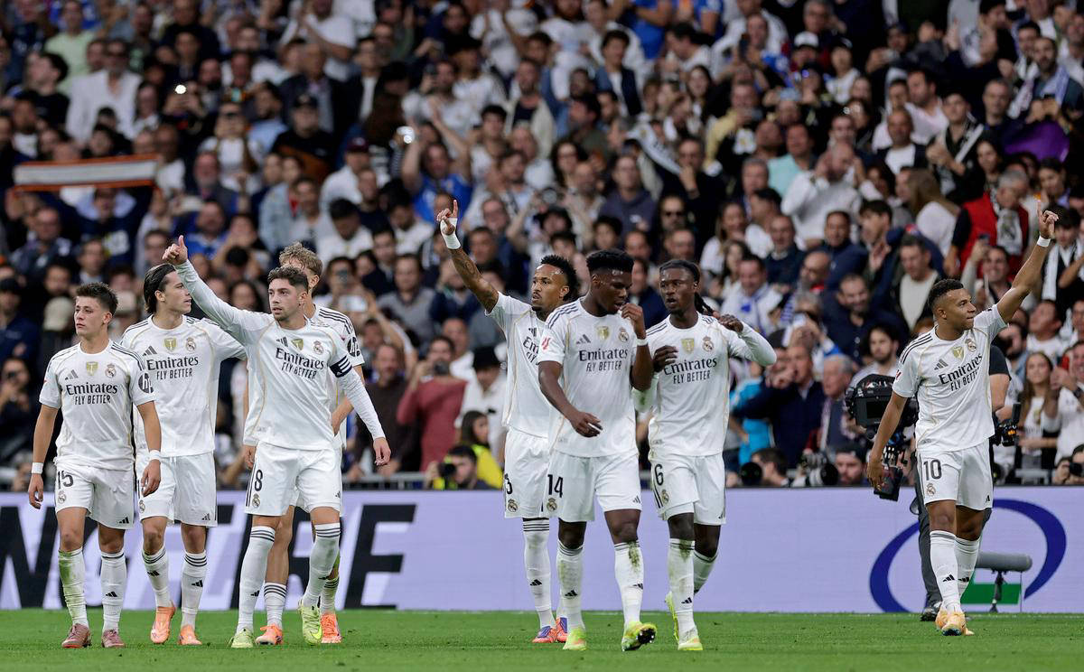 暴躁！杜锋第三节在场输出胡明轩，替补席骂徐杰（第三节杜锋连连发火：场上批评胡明轩，替补席怒斥徐杰）