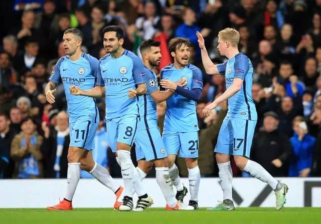 足球比赛中的关键时刻：一次关键的板球丢球与团队精神（足球赛场的关键瞬间：一次关键的板球丢球与团队精神的考验）