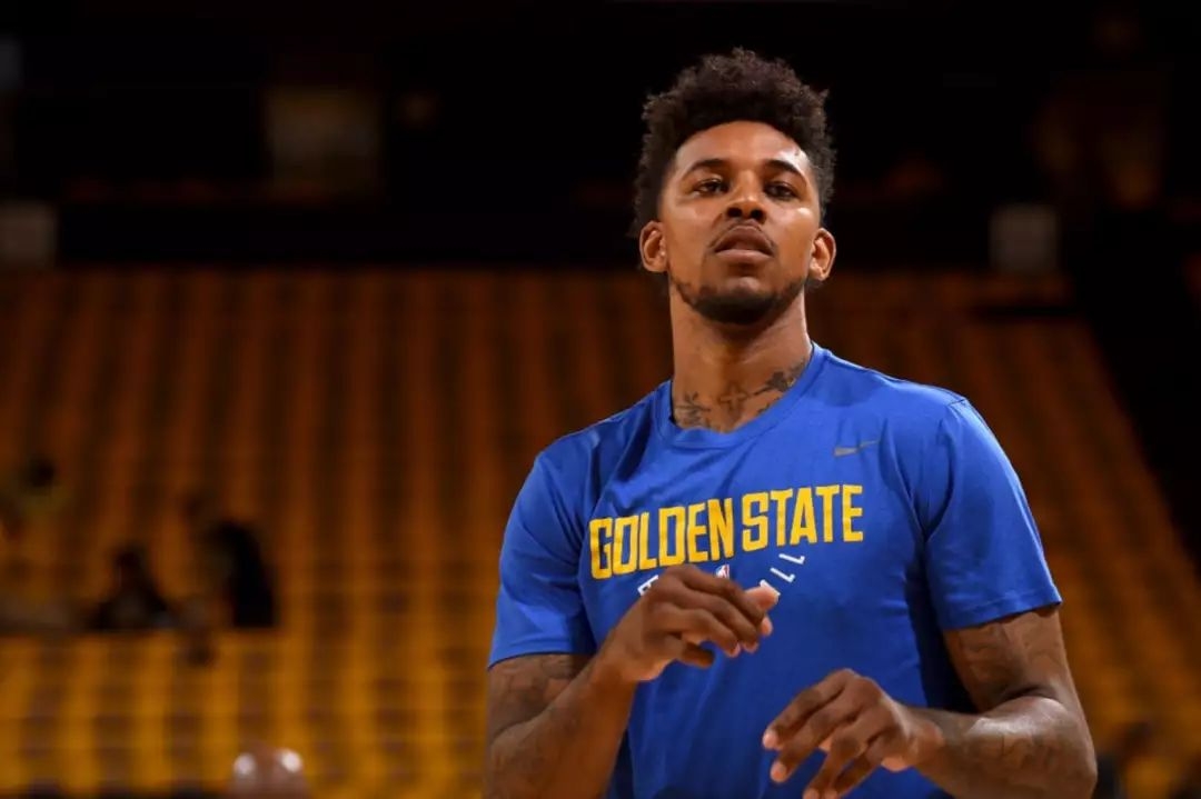 朱婷再现防守得分！13分助科内世俱杯开门红，球馆简陋被球迷吐槽（朱婷防守再立功！轰下13分助科内世俱杯旗开得胜，简陋球馆遭球迷吐槽）