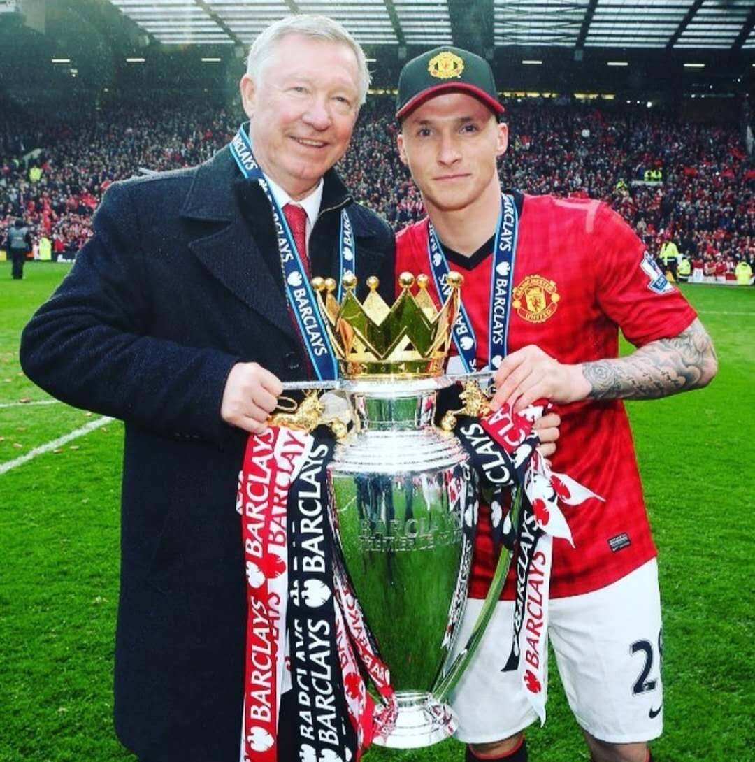 热议汪士钦红牌：对方踢人很隐蔽；染红动作太业余，狂性大发（汪士钦红牌引热议：对手隐蔽踢人遭质疑，染红举动显业余且情绪失控）