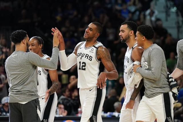 绿茵传承，足球主题文化展“十五运”站在广东美术馆开幕（广东美术馆启幕“十五运”站足球主题文化展，绿茵传承焕新启航）