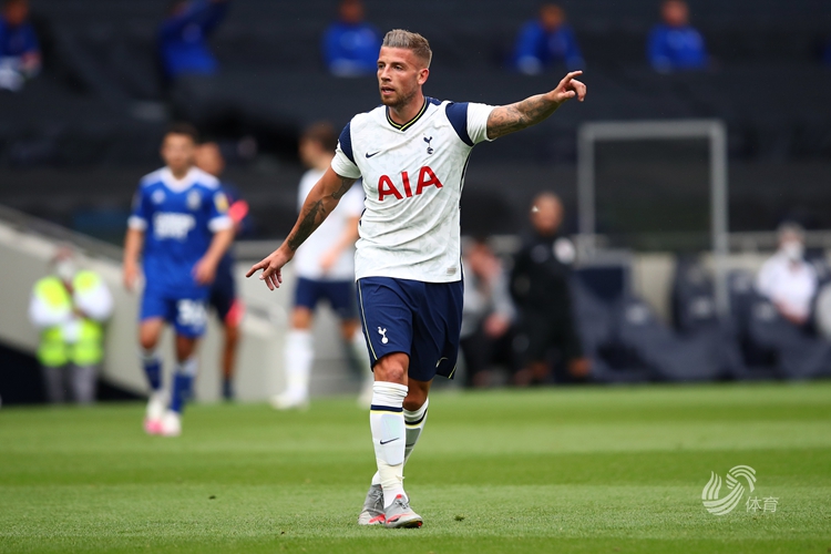 CBA俱乐部杯，山东男篮半场55-50领先青岛男篮，山东队半场打出12人轮换（CBA俱乐部杯：山东男篮半场55-50领先青岛，上半场祭出12人轮换）