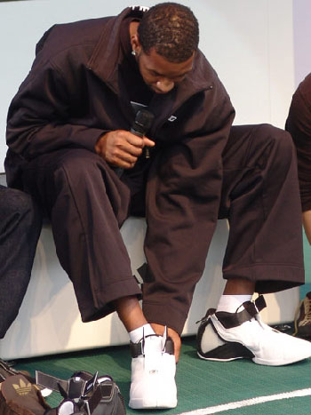 半场战报：科莫0-0卡利亚里（半场快讯：科莫与卡利亚里战成0-0）