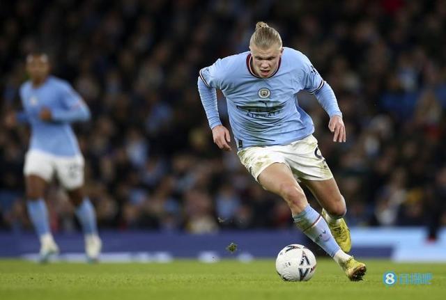 足球裁判规则误区解析（足球裁判规则常见误区解读）